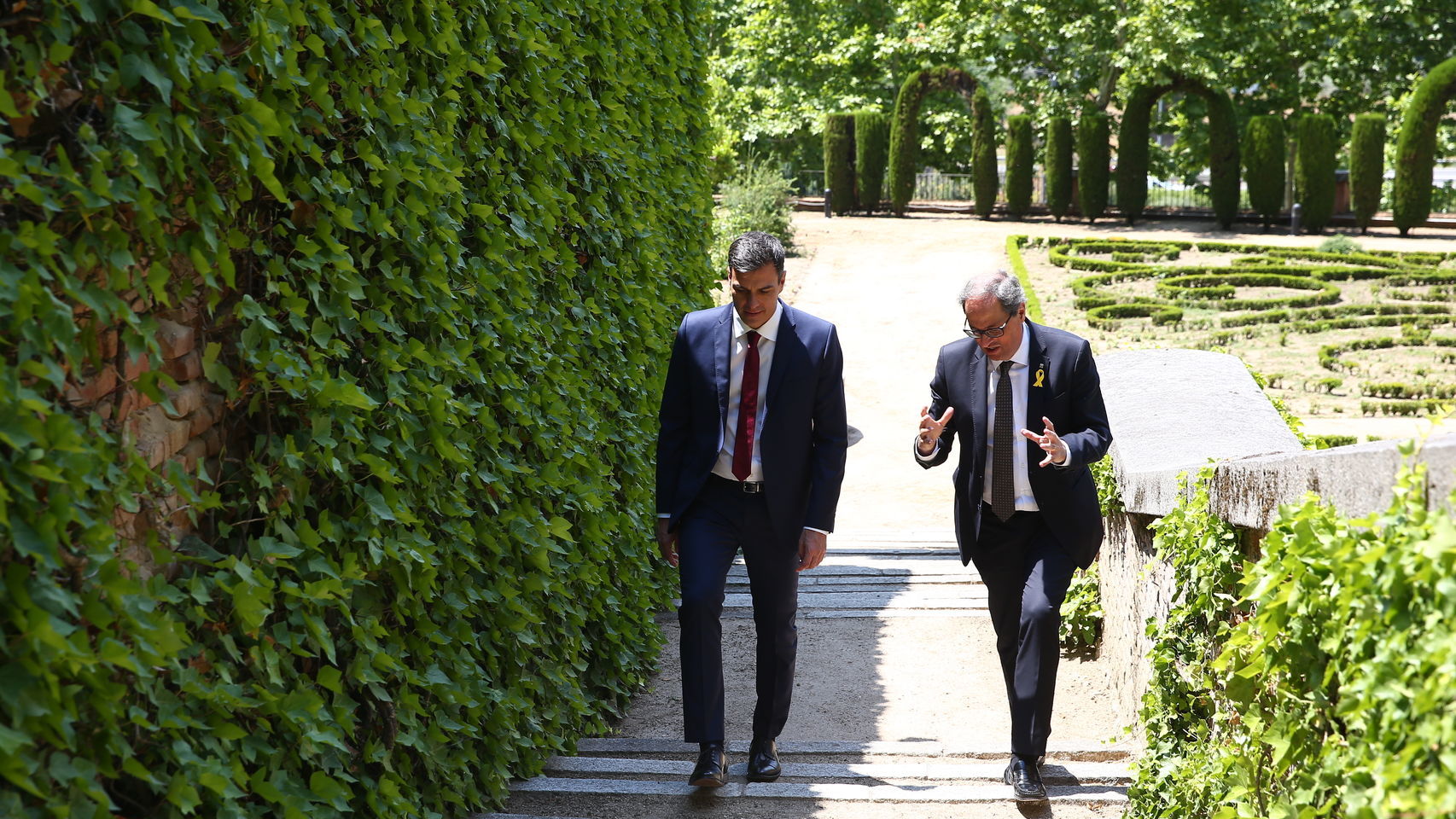 Pedro Sánchez y Torra pasean por los jardines de la Moncloa