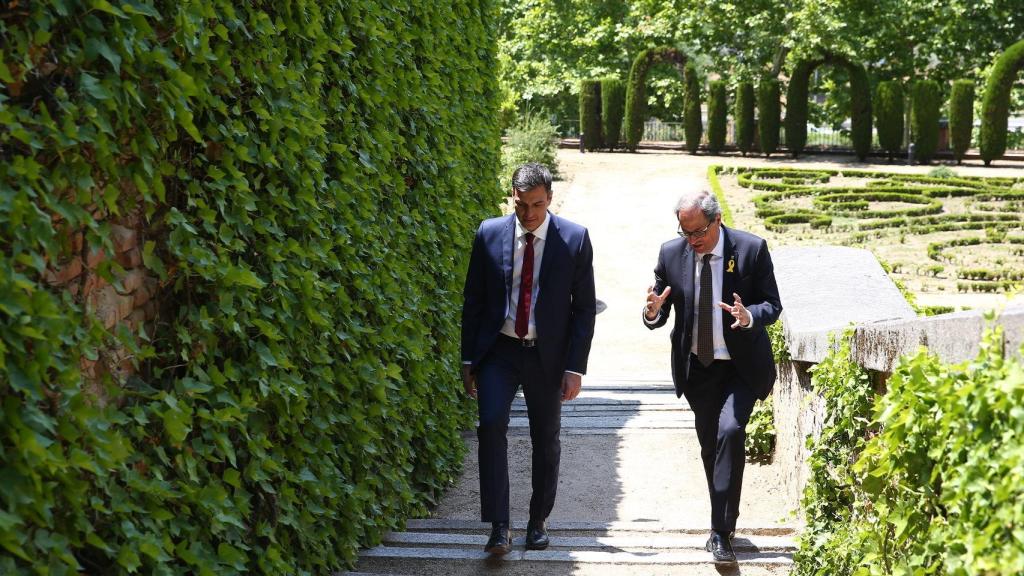 Pedro Sánchez y Torra pasean por los jardines de la Moncloa