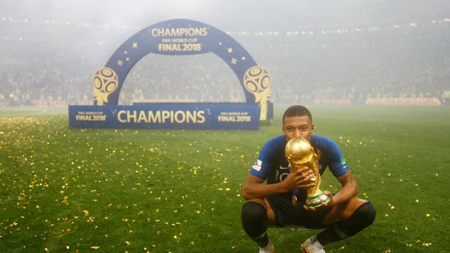 Kylian Mbappé con la copa del mundo.