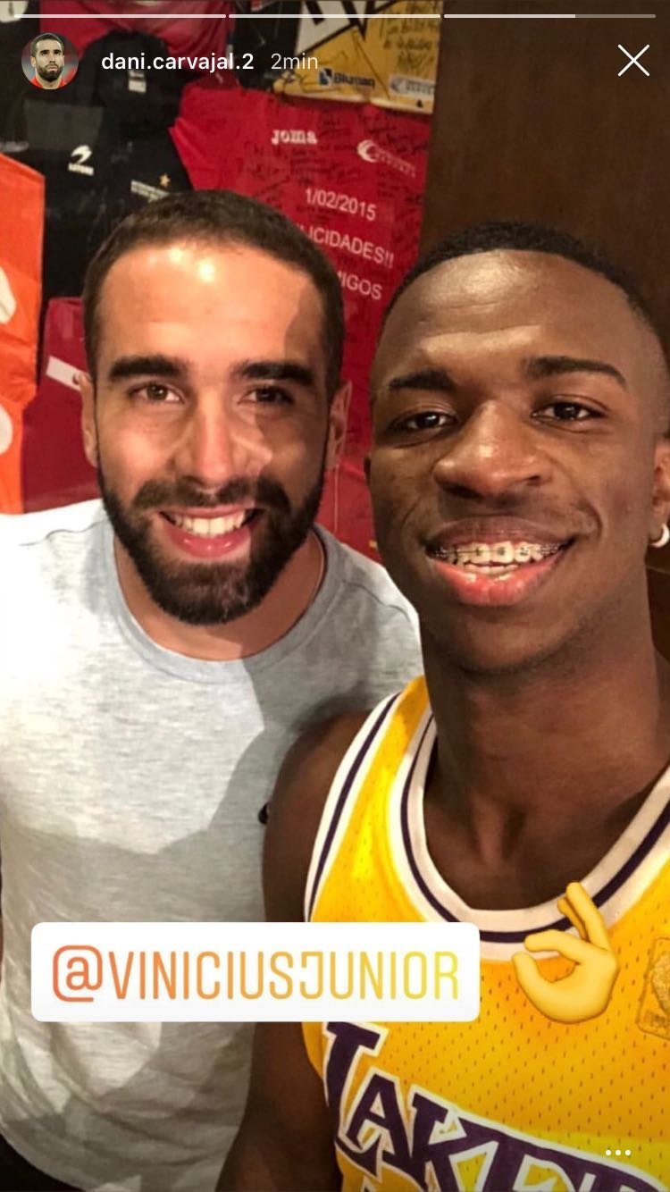 Carvajal recibe a Vinicius a su llegada al Real Madrid
