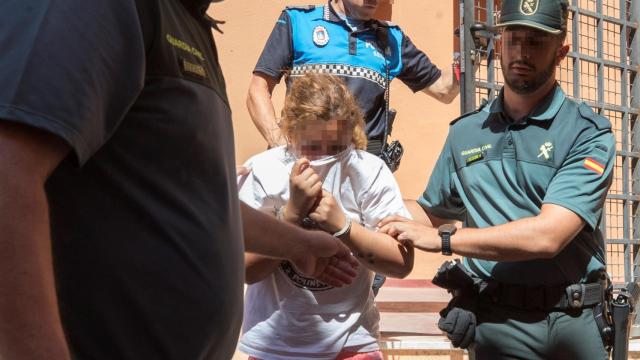 La presunta autora del delito, a su llegada a los Juzgados de Lorca este lunes