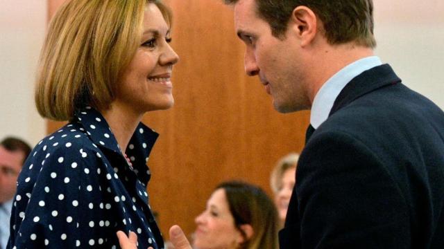 Dolores de Cospedal conversando con Pablo Casado.