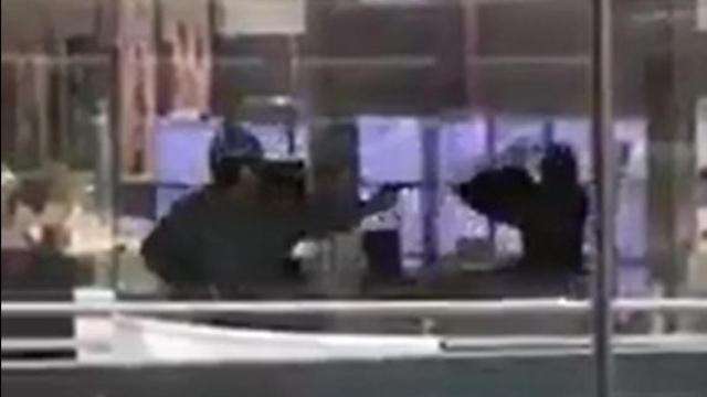 Momento en el que se producen los disparos.