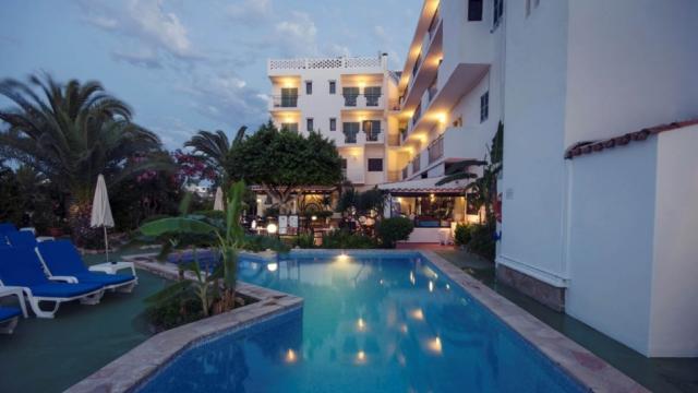 Zona de la piscina del Hotel Galfi en San Antoni (Ibiza), donde se ha producido una de las caídas.