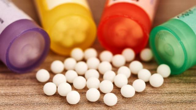 Unos botes con pastillas de azúcar que se venden como homeopatía.