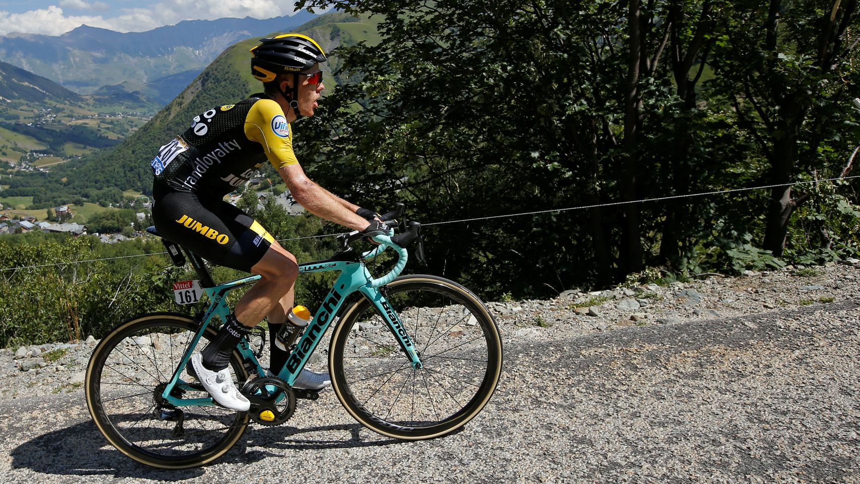 Kruijswijk en cabeza de carrera durante el ascenso a la Croix de Fer.