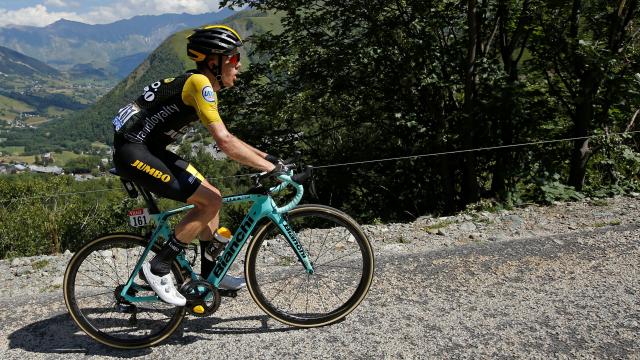 Kruijswijk en cabeza de carrera durante el ascenso a la Croix de Fer.