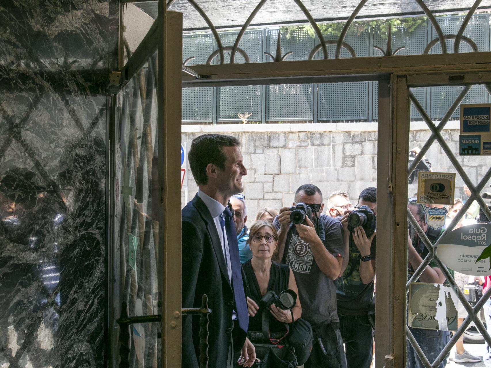 Pablo Casado entrando al Jai Alai