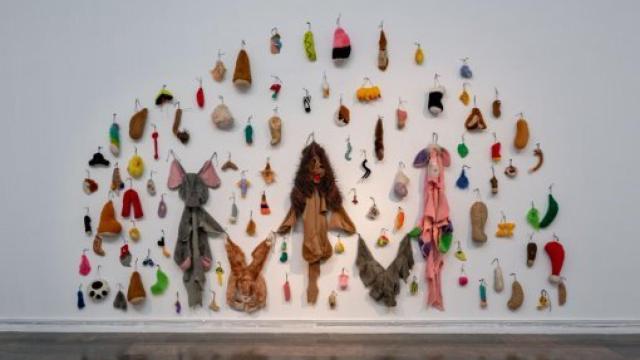 Annette Messager: 'Les restes II', 2000