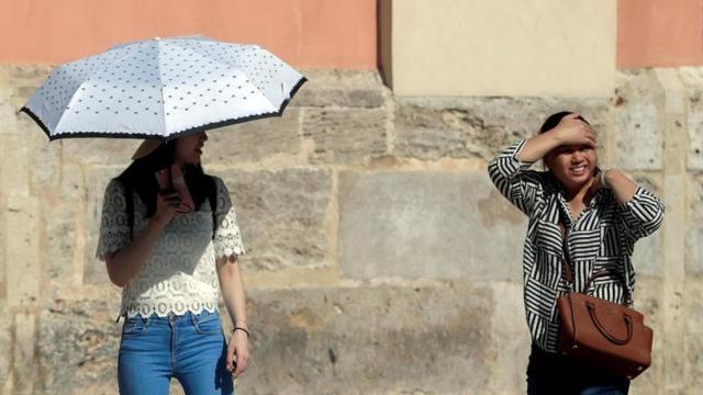 Dos jóvenes intentan combatir el calor en la localidad valenciana de Xativa.