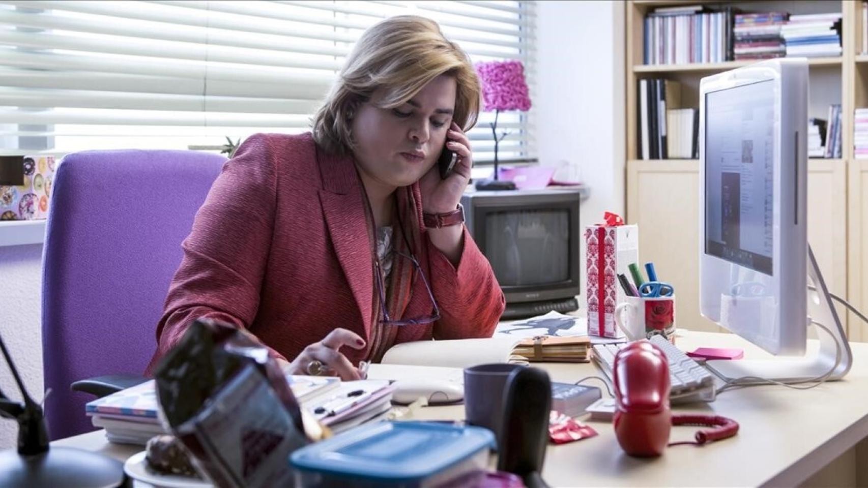 Brays Efe da vida a Paquita Salas.