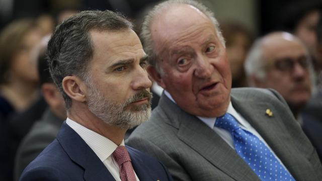 El emérito Juan Carlos charla con su hijo, Felipe VI, en una de sus últimas apariciones juntos.