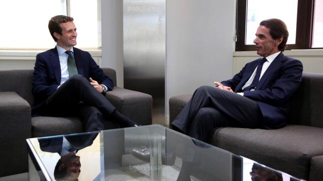 Casado y Aznar durante la reunión.
