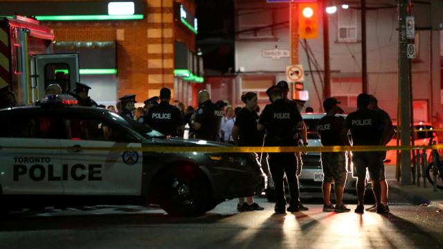 La Policía de Toronto acordona la zona donde tuvo lugar el tiroteo.