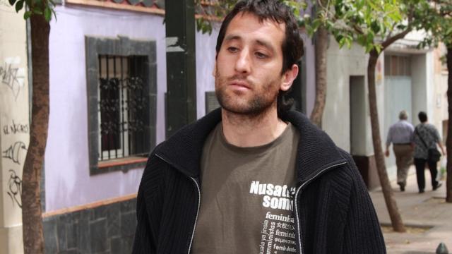 Txema, el feminista preso por violación, lleva una camiseta que pone feminismo en varios idiomas