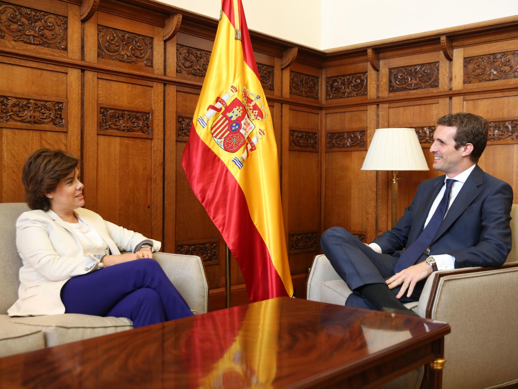 Pablo Casado con Soraya Sáenz de Saantamaría este miércoles en el Congreso.