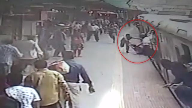 mujer arrastrada tren india