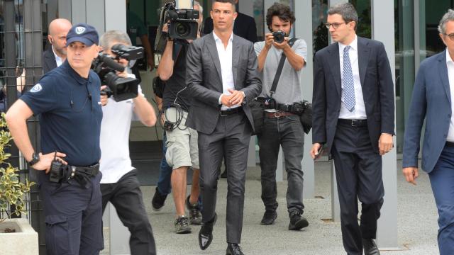 Cristiano Ronaldo, ahora jugador de la Juventus, llegando al centro médico de Turín.