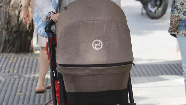 María Zurita paseando a su pequeño.