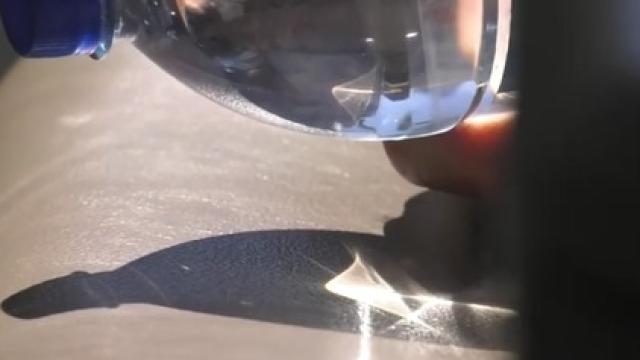 Así puede incendiarse tu coche si dejas una botella de agua dentro