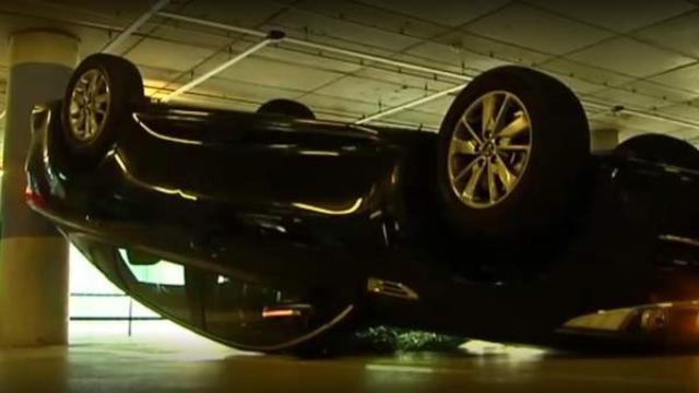 Los Mossos identifican a 20 personas por volcar un Uber en El Prat