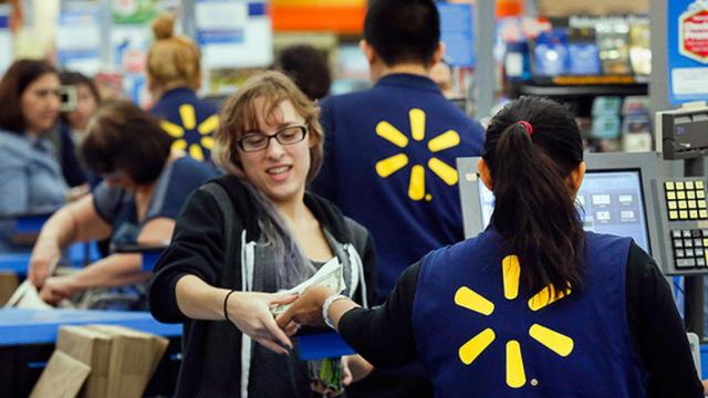 Empleados de Walmart trabajando.