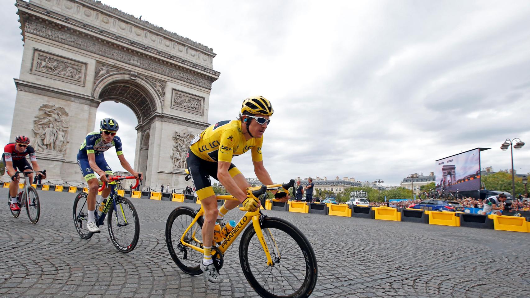 Geraint Thomas junto al Arco del Triunfo en la última jornada del Tour de Francia 2018