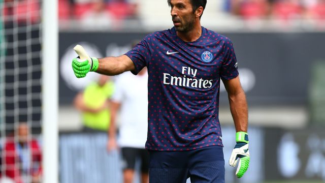 Buffon calienta con el PSG