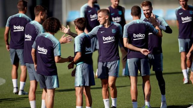 Los jugadores del Barça felicitan a Digne