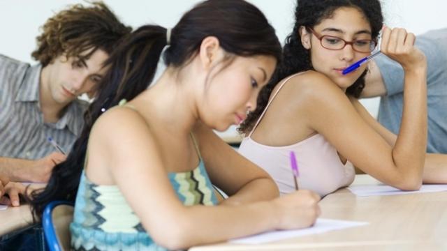 Estudiantes resolviendo un test.