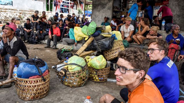Varios alpinistas descansan tras bajar el monte Rinjani