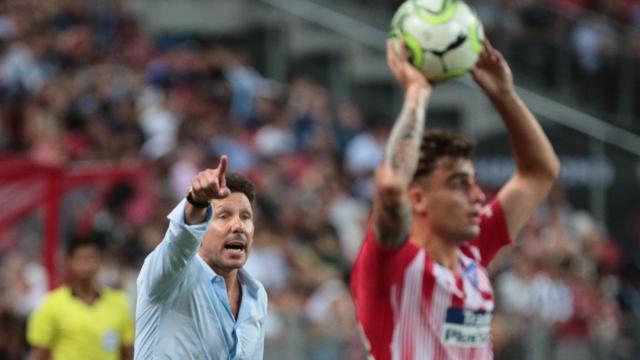 Simeone, durante un momento del partido ante el PSG. Foto: EFE