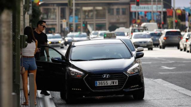 Un usuario de VTC se baja en la Gran Vía.
