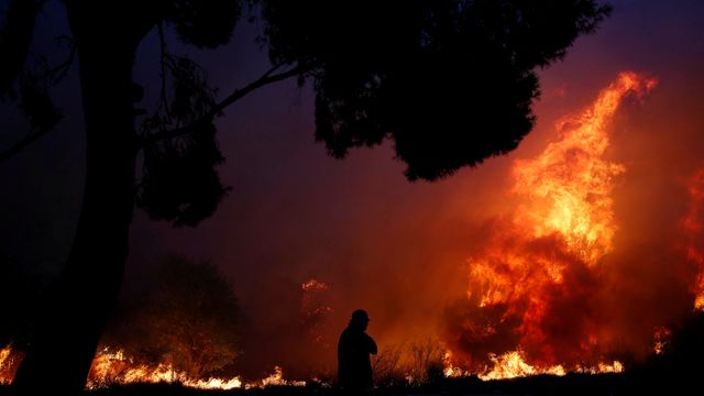 Los bomberos tratan de contener las llamas.