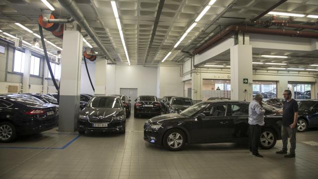 Vehículos de Cabify en la estación base de la capital barcelonesa. Foto Fernando Ruso