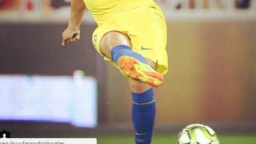 Drinkwater golpea un balón durante un partido del Chelsea