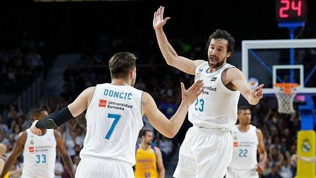 Doncic y Llull celebran una canasta del Madrid