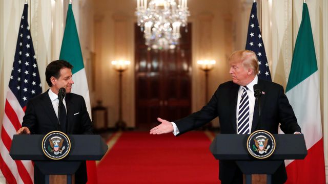 Donald Trump (d) durante su comparecencia junto al primer ministro italiano, Giuseppe Conte (i).