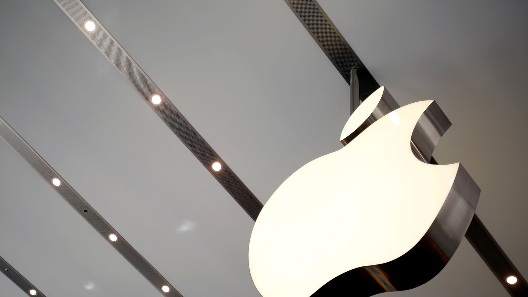 Logotipo de Apple en una tienda de la compañía en Tokyo.