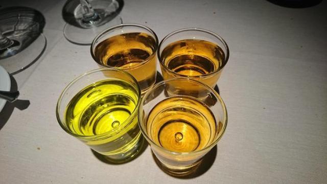 Un montón de chupitos de orujo de hierbas dispuestos para ser tomados tras una copiosa comida.