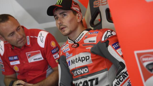 Jorge Lorenzo, junto a su ingeniero jefe Cristian Gabbarini, durante el GP de Alemania.