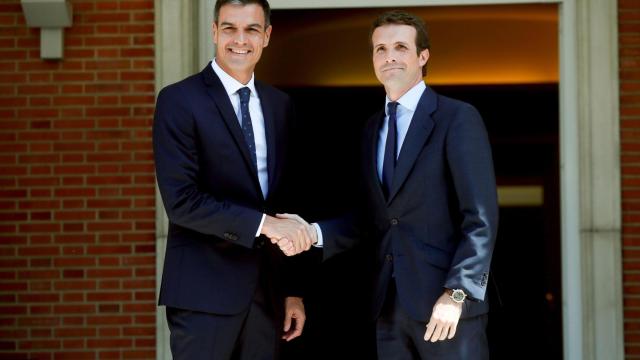 Sánchez y Casado en la última reunión mantenida en La Moncloa.