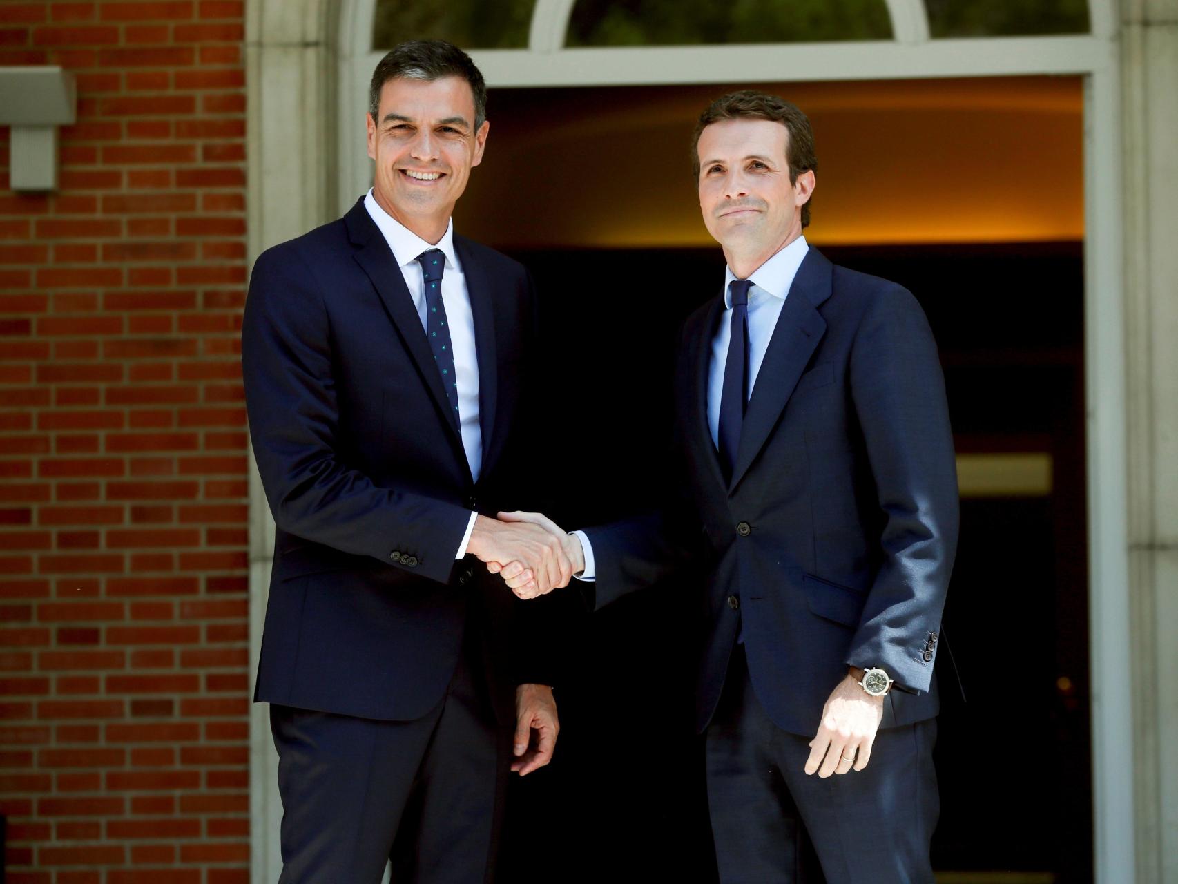 Pedro Sánchez, junto a Pablo Casado este jueves en Moncloa.