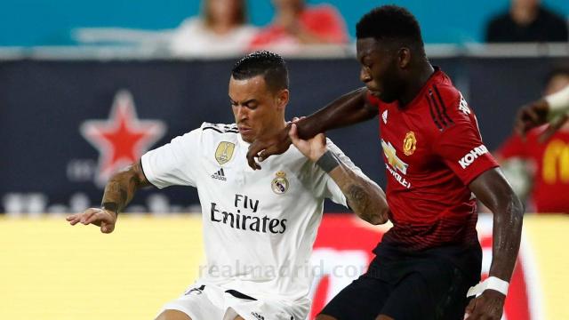 De Tomás en un partido contra el Manchester United