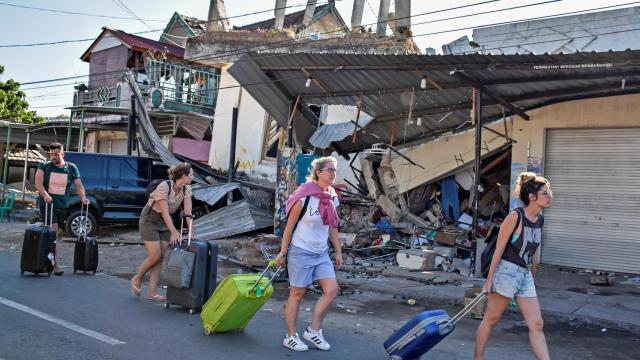Turistas tratan de llegar al aeropuerto tras el terremoto en Lombok en 2018.