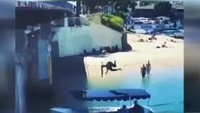 El hombre saltó del puente justo cuando pasaba la embarcación por debajo