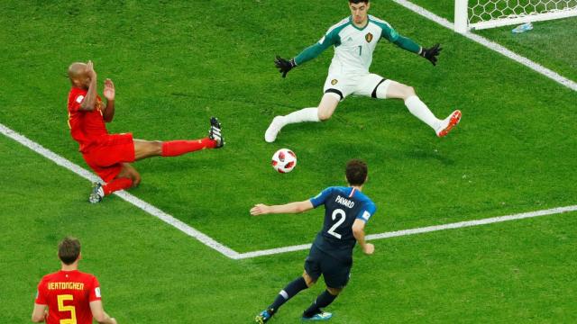 Courtois haciendo una parada en un partido de Bélgica contra Francia