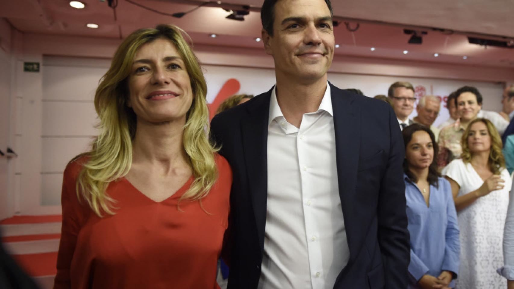 Begoña Gómez, junto a Pedro Sánchez en la noche electoral de 2016.