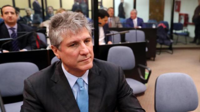 El exvicepresidente Amado Boudou escucha la sentencia del tribunal.