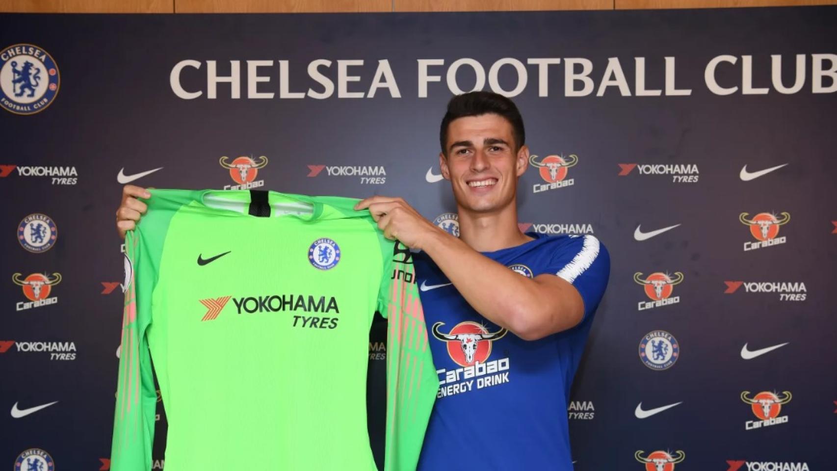 Kepa, posa con la camiseta del Chelsea. Foto: chelseafc.com